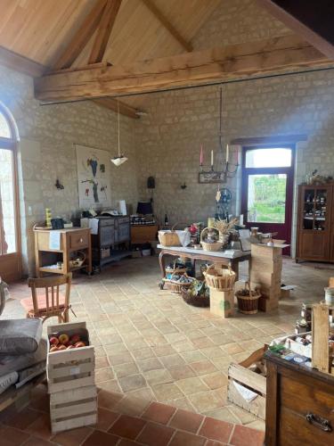 Il comprend un grand salon avec une table et une cuisine. dans l'établissement Immersion dans une loge de vigne, à Ingrandes-de-Touraine