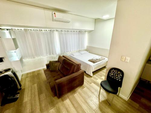een woonkamer met een bed en een bank bij Flat Boa Viagem luxo in Recife