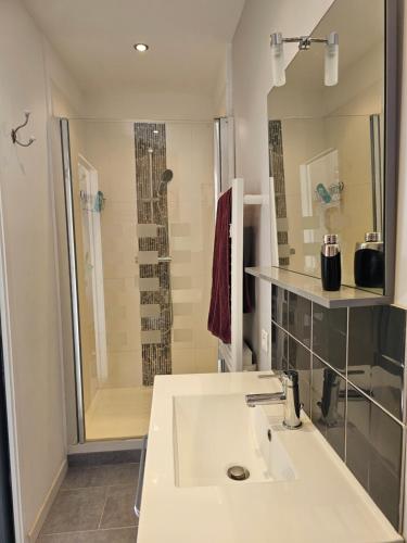 a white bathroom with a sink and a shower at Domaine Purviti in Beaumes-de-Venise