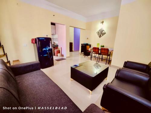 DispurDreams Abode 01 STUDIO APARTMENT的带沙发和视频游戏的客厅