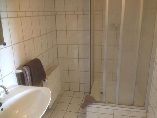 Vonios kambarys apgyvendinimo įstaigoje Gasthof & Pension Zum Saalestrand