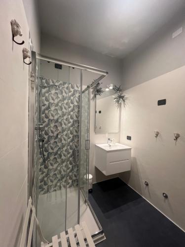 a bathroom with a shower and a sink at Appartamento Il glicine Cremona Centro in Cremona