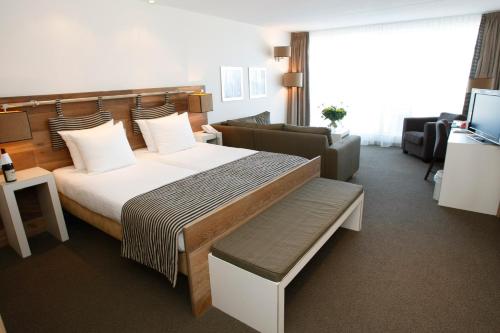 
Ein Bett oder Betten in einem Zimmer der Unterkunft WestCord Strandhotel Seeduyn
