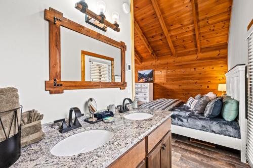 Φωτογραφία από το άλμπουμ του Bark At The Moon σε Sevierville