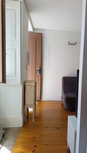 a small room with a door and a wooden floor at Porto Histórico - pet friendly in Porto