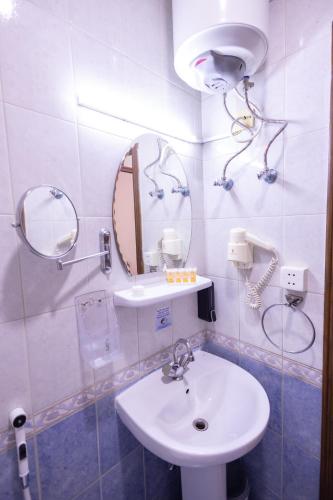 a bathroom with a sink and a mirror at فندق درةطيبة المسجد القطري in Mecca