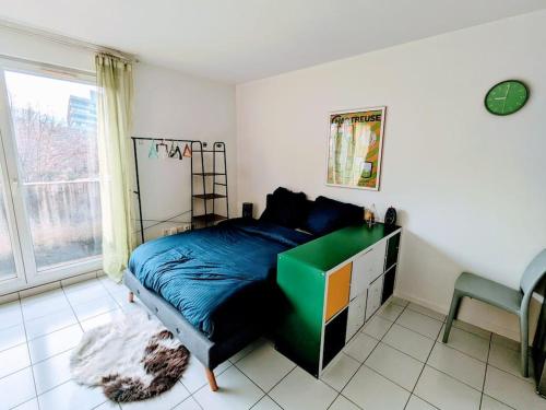 une chambre avec un lit, un bureau et une fenêtre dans l'établissement Grand studio proche de la GARE., à Grenoble