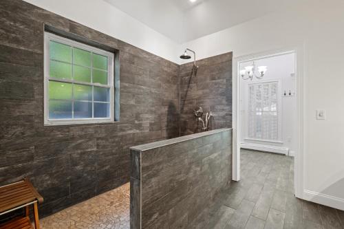 Bilik mandi di Luxury Riverfront Retreat Hot Tub, Game Room, Gym
