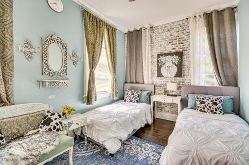 ein Schlafzimmer mit zwei Betten und einem Spiegel in der Unterkunft Spacious Historic Home with Yard and Deck! in High Point