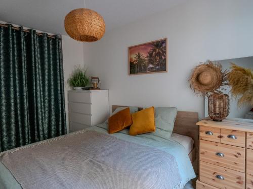 une chambre avec un lit et une commode dans l'établissement Rare & confidentiel à Montpellier, à Montpellier