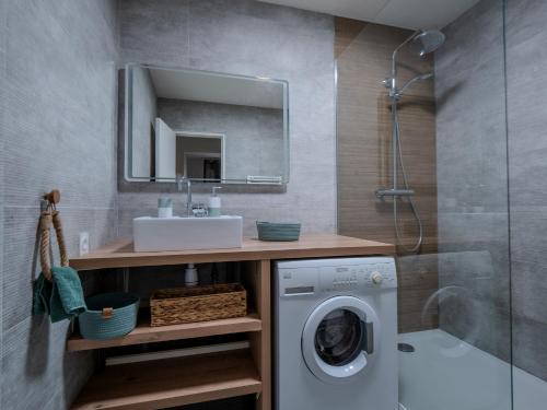 une salle de bain avec un lavabo et une machine à laver dans l'établissement Rare & confidentiel à Montpellier, à Montpellier
