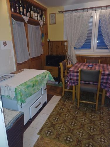 Ένα ή περισσότερα κρεβάτια σε δωμάτιο στο Domacinstvo Jezdic