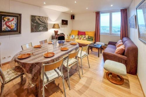 un salon avec une table et un canapé dans l'établissement Maison d'artiste de village, à Rozier-Côtes-dʼAurec