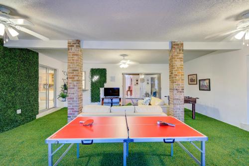- Mesa de ping pong en el centro de la sala de estar en Classic Modern 3-Bedroom Oasis, en Fort Lauderdale