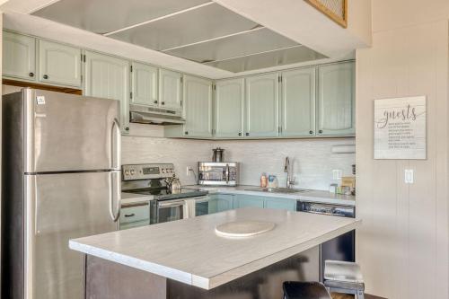 Dapur atau dapur kecil di Sand and Sea Condos