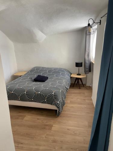une chambre avec un lit et un parquet dans l'établissement Appartement St Amant Tallende 2 adultes 1 enfant possible, à Saint-Amant-Tallende