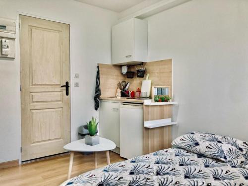 - une petite cuisine avec un canapé et une table dans une chambre dans l'établissement Parlementaire européen, waken schiltigheim, à Schiltigheim