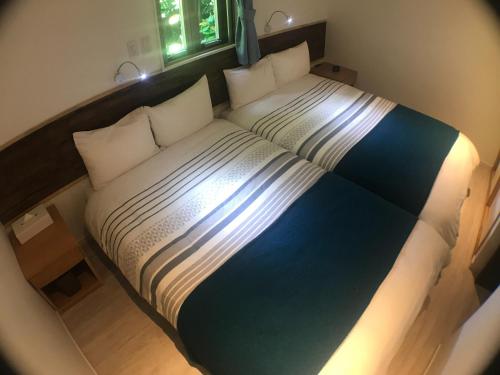 a large bed in a small room with at Niruyakanaya BISE - Vacation STAY 57761v in Bise