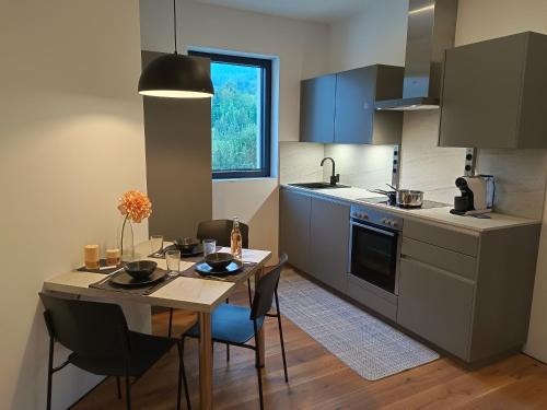 Una cocina con una mesa y un comedor. en Wohlfühl-Ferienwohnung "Igelnest", en Vorderelsenwang