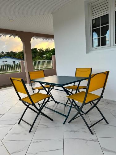 En balkon eller terrasse på MAHOGANY