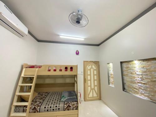Postel nebo postele na pokoji v ubytování إستراحة بيت الإكليل Rosemary home