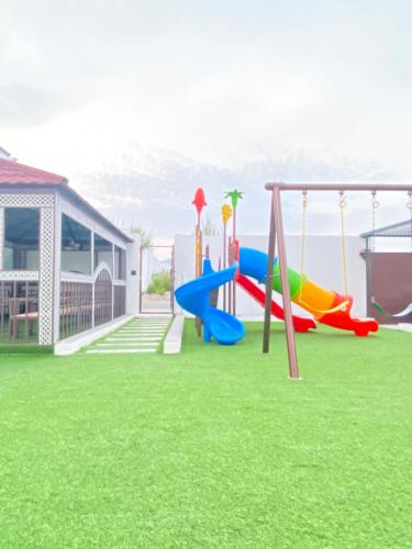 Zona de juegos infantil en إستراحة بيت الإكليل Rosemary home