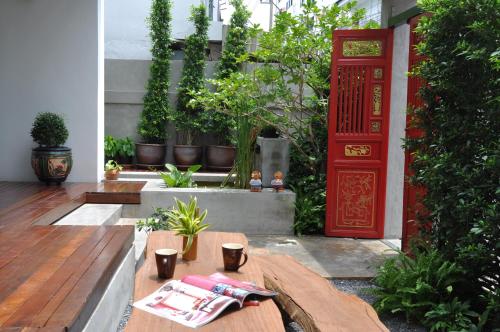 Jardí fora de Udee Bangkok Hostel