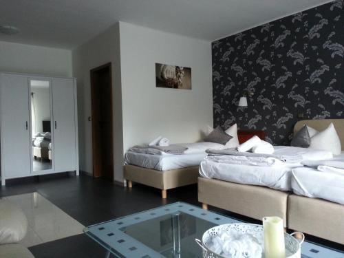 Ένα ή περισσότερα κρεβάτια σε δωμάτιο στο Lieth-Hotel-Grünreich