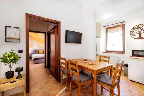 Una televisión o centro de entretenimiento en Apartmány v centru