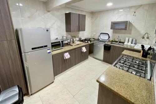 Kuchyň nebo kuchyňský kout v ubytování 3BR luxury apt near AUC newCairo