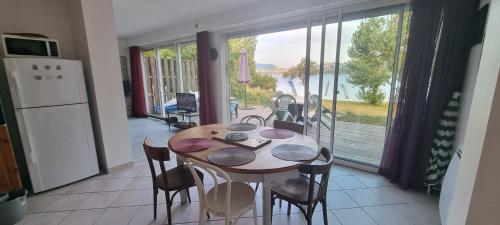 Výhled na řeku, která protéká v blízkosti apartmánu