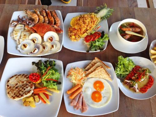 un gruppo di piatti su un tavolo di Jungle Koh Kood Resort a Ko Kood