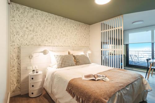a bedroom with a bed and a window with a view at ZENHAUS - Moderno en Punta Carretas con Vistas a la Ciudad in Montevideo