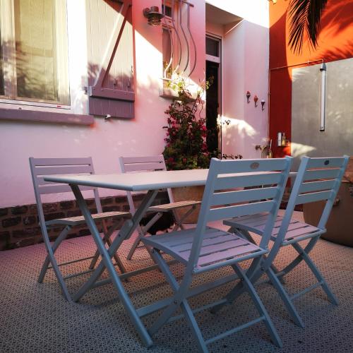 2 chaises, une table, une table et des chaises dans l'établissement Le chat bleu suite parentale chez l habitant cuisine partagée, à Beauvoir-sur-Mer