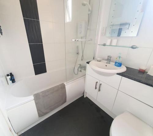 een badkamer met een toilet, een wastafel en een douche bij Spaside Apartment in Scarborough