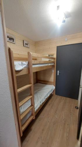 Cette petite chambre comprend des lits superposés. dans l'établissement Studio cosy au pied des remontées,wifi,smart TV,parking, aux Contamines-Montjoie