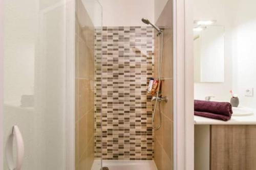une salle de bain avec douche et lavabo dans l'établissement Appartement 2 pièces, à Cenon