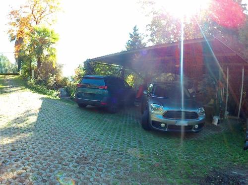 two cars parked in front of a garage at como tavernerio shabby chic bilocale zero smog in Tavernerio