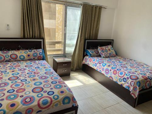 Postel nebo postele na pokoji v ubytování شاليه فندقي بقرية بلومار السخنه وادي دجله