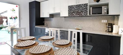 eine Küche mit einem Glastisch mit Keksen darauf in der Unterkunft Casa Romero Garden in Vilanova de Arousa