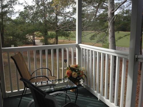 Ein Balkon oder eine Terrasse in der Unterkunft Pawleys Island Retreat!