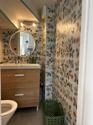 a bathroom with a sink and a mirror at Villetta in centro in Fregene