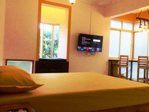 Μια τηλεόραση ή/και κέντρο ψυχαγωγίας στο B4 Family Room in the Heart of Candolim
