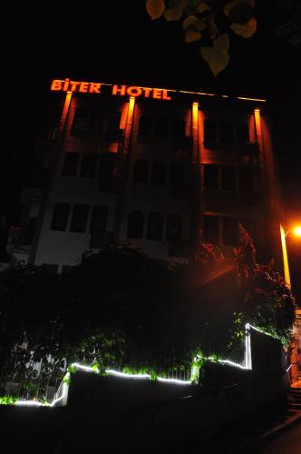 イスタンブールにあるBiter Hotelのライトアップされた看板のあるホテルの夜景