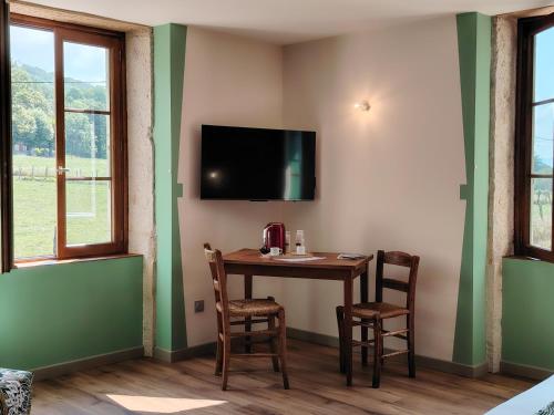 TV a/nebo společenská místnost v ubytování Gîtes et Chambre d'Hôtes Le Vieux Chêne