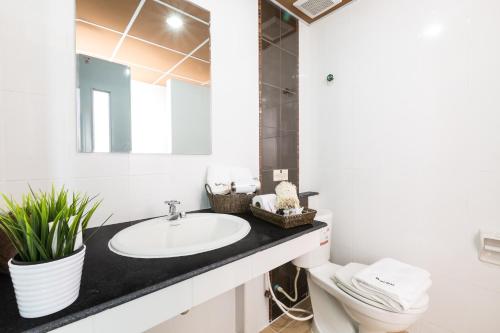 Ένα μπάνιο στο Baron Residence Bangkok