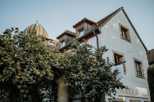ダイデスハイムにあるModern Boho-Style Apartmentの背景に地球儀がある建物