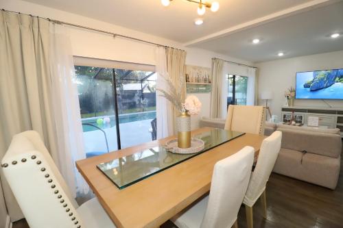 Posezení v ubytování Boho Villa Tampa with Private Pool & BBQ