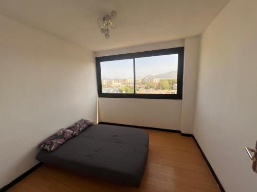 Cette petite chambre dispose d'un lit en face d'une fenêtre. dans l'établissement Appartement 2 chambre et grand séjour 100m2 a 5 min du stade VELODROME, à Marseille