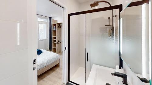 a bathroom with a glass shower with a mirror at Résidence Calme au Bord de Seine à Melun avec Jardin Terrasses et vue sur la Seine in Le Mée-sur-Seine